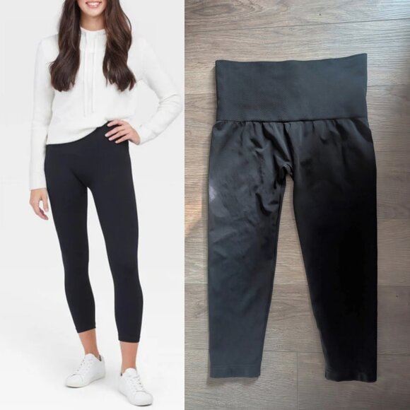 Assets By Spanx | Seamless Shaping Capri Leggings In Black - Picture 1 of 6